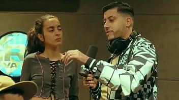 Novinha cantando com muito tesão