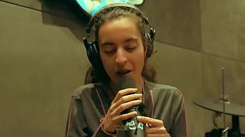 Novinha cantando com muito tesão