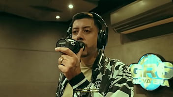 Novinha cantando com muito tesão