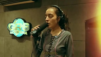 Novinha cantando com muito tesão
