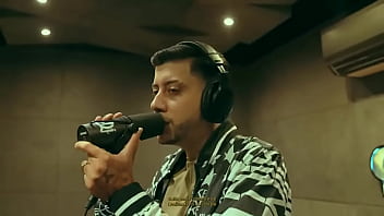 Novinha cantando com muito tesão