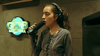 Novinha cantando com muito tesão