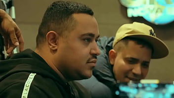 Novinha cantando com muito tesão