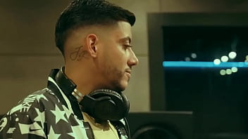 Novinha cantando com muito tesão