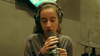 Novinha cantando com muito tesão Novinha cantando com muito tesão