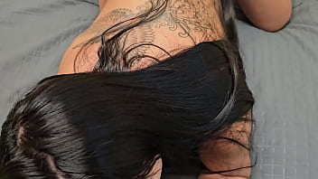 Kalena mitrak boquete com o rabo empinado