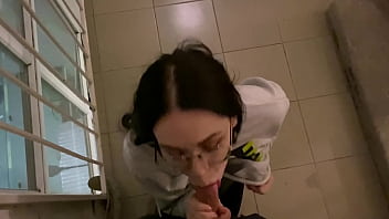 Nerdy babe from the parking sucked me off