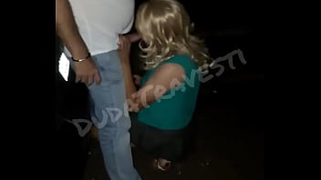 Pra fechar a noite com estilo eu e a femeazinhacd fomos paradas no meio da rua para mamar esse macho para verem conteúd