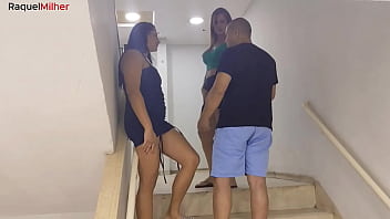 Eu estava de olho no marido da minha amiga então arrisquei e propus um ménage a trois quando nos encontramos nas escadas ali mesmo eles toparam e começamos uma brincadeira gostosa