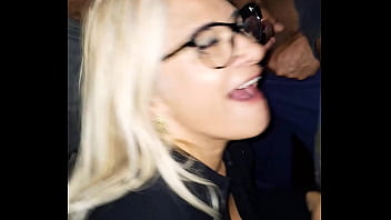 Dessa vez os machos no cine porno vieram com muita porra e me deixaram a cara e boca bem lambuzadas