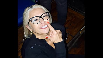Dessa vez os machos no cine porno vieram com muita porra e me deixaram a cara e boca bem lambuzadas