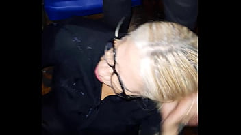 Dessa vez os machos no cine porno vieram com muita porra e me deixaram a cara e boca bem lambuzadas