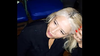 Dessa vez os machos no cine porno vieram com muita porra e me deixaram a cara e boca bem lambuzadas