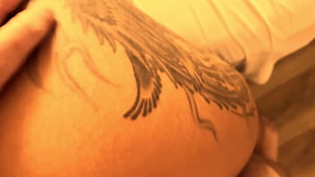 Enquanto a namorada dele esta na sala fui no quarto escondida da uma rapidinha com ele