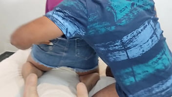 Deixei meu amigo sair de casa e fui visitar a mulher dele