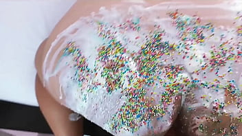 Madrastra me entrega su culo como regalo de cumpleaños rico anal