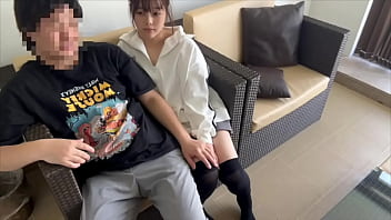 今日家族全員家にいないからエッチしよって、彼女の家のソファーの上で沢山愛し合う大学生カップル。