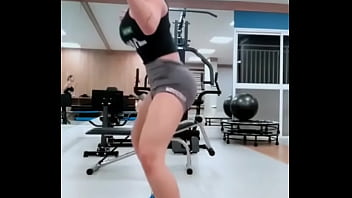 Novinha dançando funk