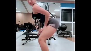 Novinha dançando funk