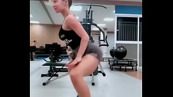 Novinha dançando funk