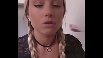 Dont forget to floss after c'est hyper important #brushing #colgate #colgatesmile #giggles #fun #white #teet