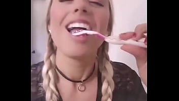 Dont forget to floss after c'est hyper important #brushing #colgate #colgatesmile #giggles #fun #white #teet