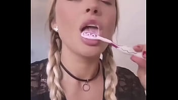 Dont forget to floss after c'est hyper important #brushing #colgate #colgatesmile #giggles #fun #white #teet