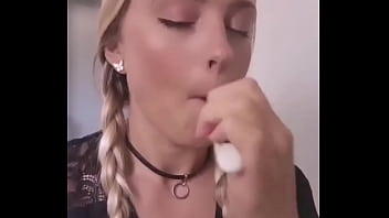 Dont forget to floss after c'est hyper important #brushing #colgate #colgatesmile #giggles #fun #white #teet