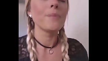 Dont forget to floss after c'est hyper important #brushing #colgate #colgatesmile #giggles #fun #white #teet