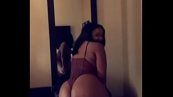 Moviendo esas nalgas