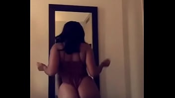 Moviendo esas nalgas