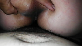 Apretando las nalgitas