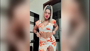 Morena gostosa provocando com suas tetas deliciosa