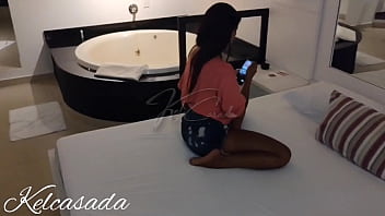 Meu marido contratou um garoto de programa para me foder na frente dele enquanto ele filmava e se acabava na punheta