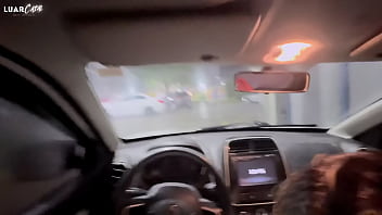 Casal para na rua e transa no carro