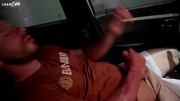 Casal para na rua e transa no carro