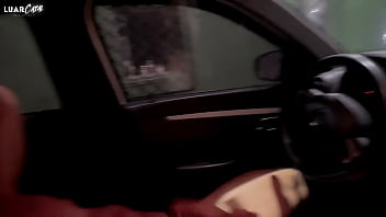 Casal para na rua e transa no carro