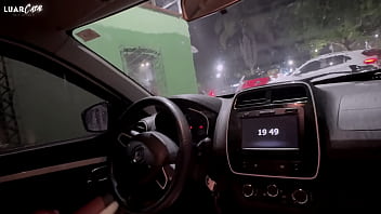 Casal para na rua e transa no carro