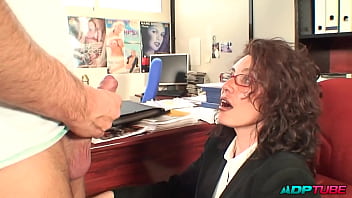 Mami madura se la follan por el culo en la entrevista de trabajo