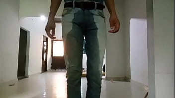 Pantalones orinados con pañal de tela antes de bañarme acompañado de dos órgasmos deliciosos