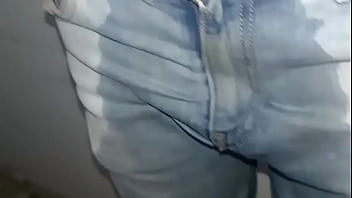 Pantalones orinados con pañal de tela antes de bañarme acompañado de dos órgasmos deliciosos