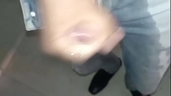 Pantalones orinados con pañal de tela antes de bañarme acompañado de dos órgasmos deliciosos