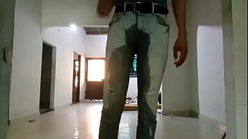 Pantalones orinados con pañal de tela antes de bañarme acompañado de dos órgasmos deliciosos