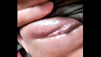 Me vengo a chorros masturbandome con un seguidor mexicano