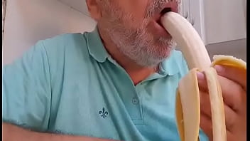 Engolindo E Mamando Uma Banana thumbnail
