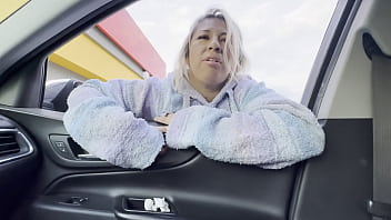 Recogiendo a chica sin hogar de la calle