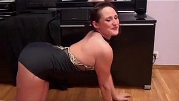 Cute brunette showin dat ass