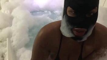 Morena na banheira de espuma sensualizando