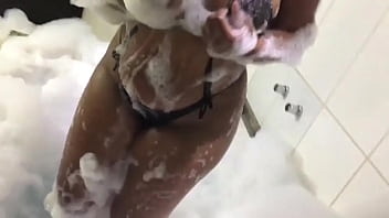 Morena na banheira de espuma sensualizando