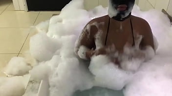 Morena na banheira de espuma sensualizando